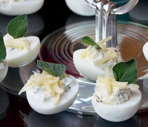 Фотография рецепта Яйца цесарки фаршированные сыром и тархуном