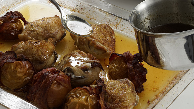 Фото шага рецепта Запеченная курица с яблоками в беконе 29208 шаг 12