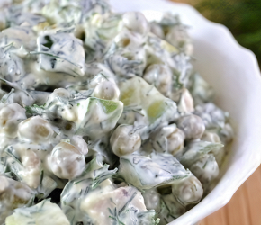 Фотография рецепта Зеленый салат с курицей, горошком и огурцами