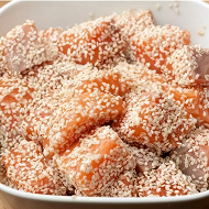 Лосось в кунжуте на подушке из цукини