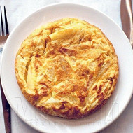 Банановый омлет с хлебом и сыром