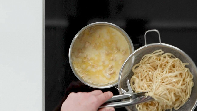 Фото шага рецепта Запеканка из яичной лапши c курицей 173512 шаг 11