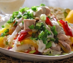 Фотография рецепта Разноцветный куриный салат с перцами и капустой