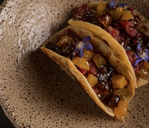 Фотография рецепта Тако с говядиной и маринованной курагой