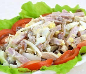 Фотография рецепта Куриный салат с ветчиной и опятами