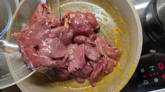 Фото шага рецепта Паштет из куриной печени с овощами и яйцами 174830 шаг 9