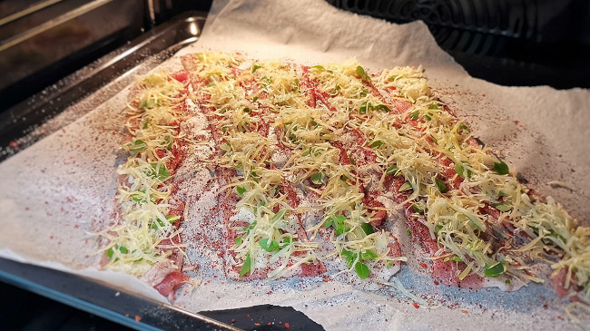 Фото шага рецепта Запеченный бекон с сыром и базиликом 152669 шаг 9