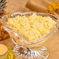 Салат с сыром, ананасами и курицей