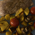 Фотография рецепта Стейки с запеченными картофельными дольками, коктейльными томатами и шампиньонами автор Кулинар 5709205