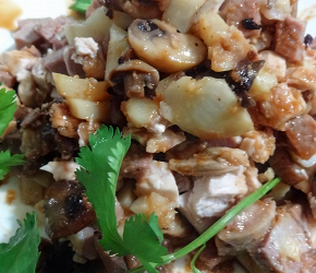 Фотография рецепта Салат с языком, грибами, курицей и сельдереем