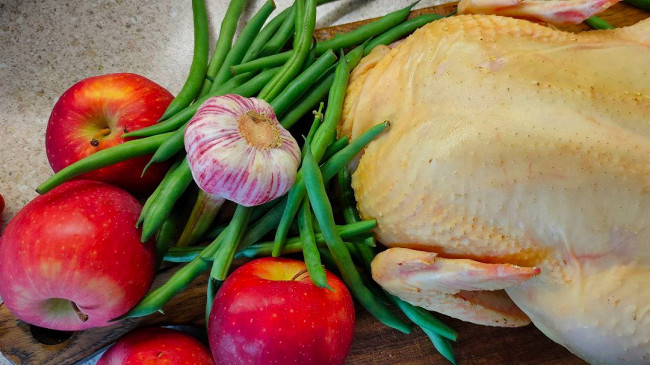 Фото шага рецепта Домашняя курица запеченная с яблоками и гарниром из зеленой фасоли 189448 шаг 1