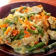 Курица со стручковой фасолью и овощами в сливочном соусе