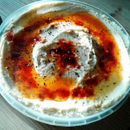 Хумус с кунжутной пастой, кумином, чесноком, лимонным соком и оливковым маслом
