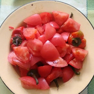 Печеный красный перец с розовыми помидорами и луком по-болгарски