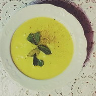 Сырный суп-пюре с черносливом и цветной капустой