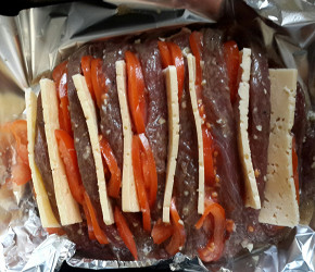 Фотография рецепта Мясо, запеченное гармошкой с сыром и помидорами