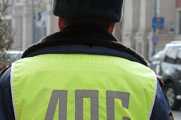 На шоссе Энтузиастов гаишника чуть не убило колесом ...