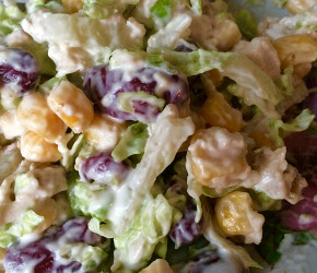 Фотография рецепта Салат с  красной фасолью, курицей и сухариками