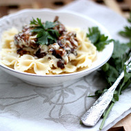 Фарфалле с лисичками и соусом из голубого сыра