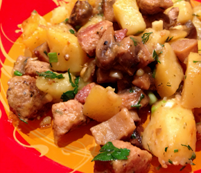 Фотография рецепта Тушеная свинина с шампиньонами и картофелем