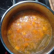 Крем-суп из тыквы с беконом, рукколой и крутонами