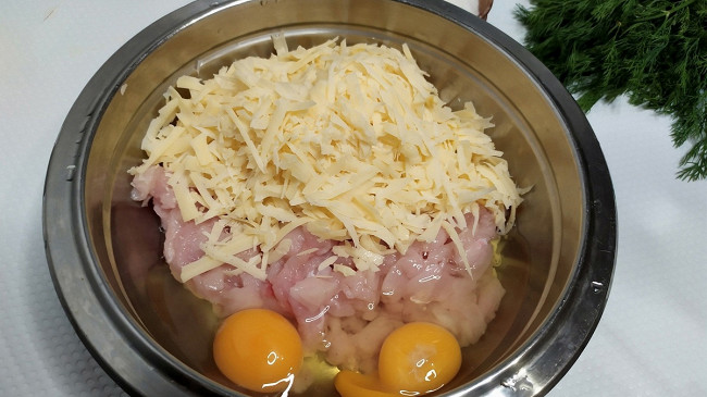 Фото шага рецепта Рубленые котлеты из куриного филе с сыром 188040 шаг 3