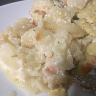 Форель под сливочно-чесночным соусом, запеченная на картофельной подушке