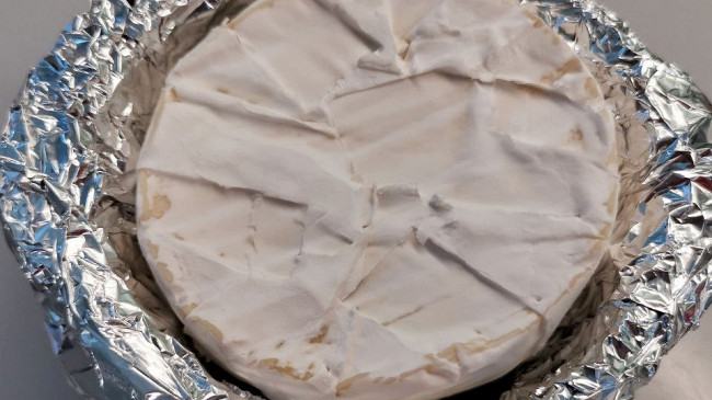 Фото шага рецепта Камамбер с вареньем из черной смородины 152307 шаг 1