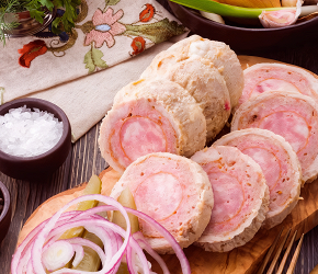 Фотография рецепта Мясной рулет с колбасой