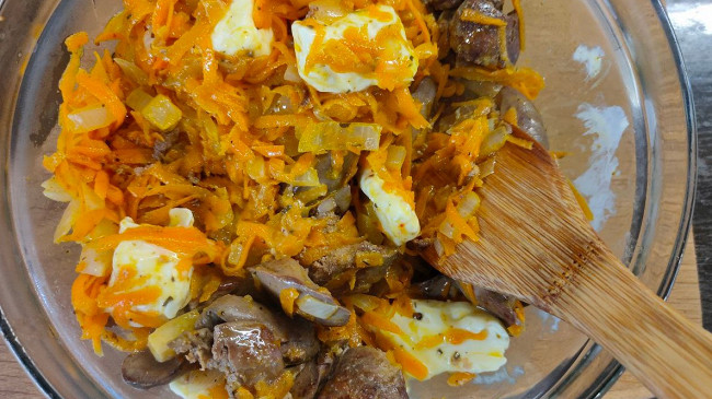 Фото шага рецепта Паштет из куриной печени с овощами и яйцами 174830 шаг 14