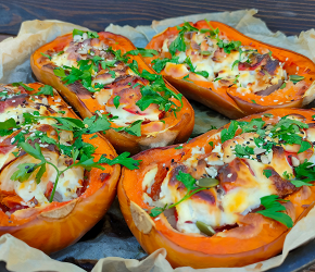 Фотография рецепта Тыква, запеченная половинками, с курицей и овощами