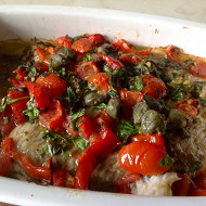 Камбала, запеченная с помидорами