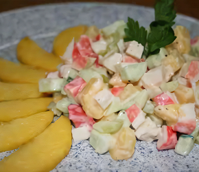 Фотография рецепта Грибной салат с ананасами и крабовым мясом