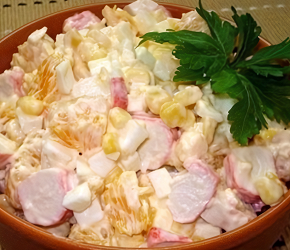 Фотография рецепта Крабовый салат с апельсинами и кукурузой