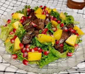 Фотография рецепта Салат с куриной печенью и манго