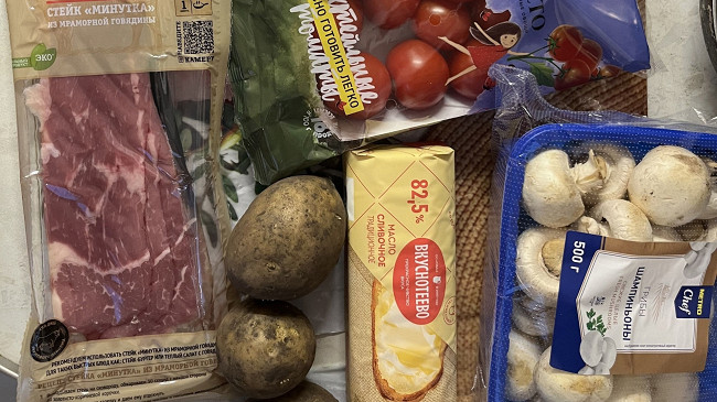 Фото шага рецепта Стейки с запеченными картофельными дольками, коктейльными томатами и шампиньонами 176321 шаг 1