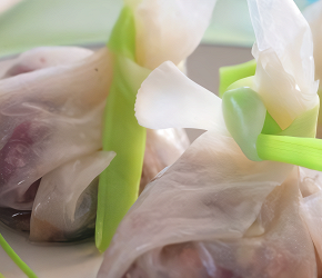 Фотография рецепта Мешочки с курицей в сладком соусе с орехами