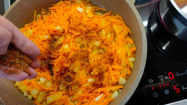 Фото шага рецепта Паштет из куриной печени с овощами и яйцами 174830 шаг 7