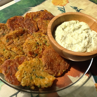 Овощные оладьи со сливочным соусом из брокколи