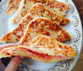 Фотография рецепта Лепешки с сыром и ветчиной
