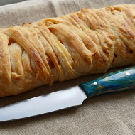 Плетенка с колбасой и сыром
