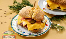 Фото рецепта Сэндвич с пастрами, сыром и маринованным луком
