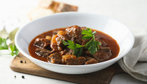 Гуляш из говядины с подливкой: мягкое мясо на сковороде и в мультиварке