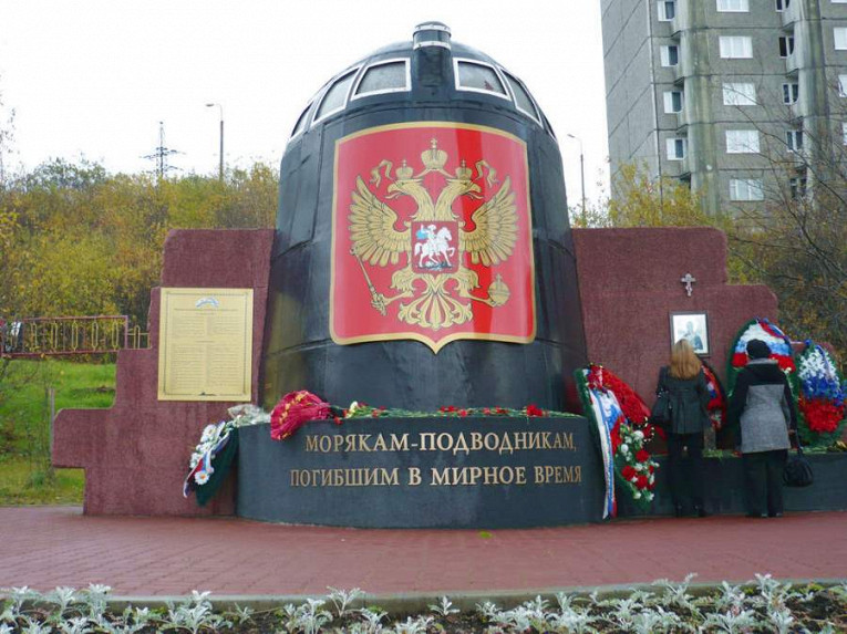 Памяти экипажа подводного крейсера курск. Памятник апл курск. Курску посвящается. Памяти курска подводная лодка. Курску посвящается.