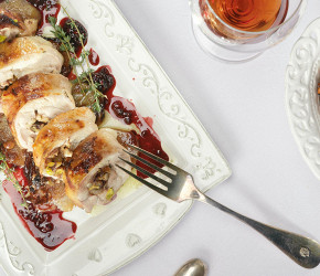 Фотография рецепта Курица, фаршированная орехами и черносливом, с ежевичным соусом
