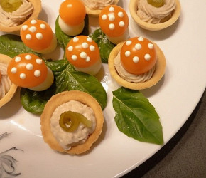 Фотография рецепта Закусочные грибочки мухоморы из черри и перепелиных яиц