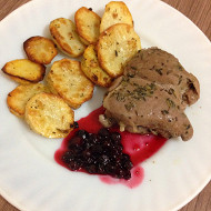 Индюшачья голень с печеной картошкой и клюквенным соусом