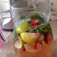 Лимонад с мятой, тархуном и клубникой