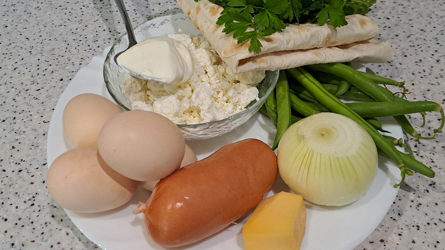 Фото шага рецепта Лаваш с творогом, яйцами, сарделькой и овощами на завтрак 190450 шаг 1