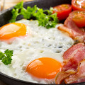 Фотография рецепта Яичница с беконом и помидорами автор Chef Andrew